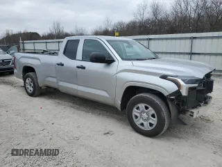 2024 Toyota Tundra z VIN 5TFKB5GD3RX002628, wystawiony jako Copart lot #43646195 z przebiegiem 17 559 mil mil oraz Czysty tytuł • Clean title. Historia ofert i sprzedaży dostępna na DreamBid. Obrazek 4.