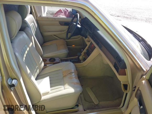 1988 Mercedes-Benz 420 with VIN WDBCA35DXJA370020, listed as a IAAI auction lot 41464756 with 110,166 mi miles. Bid and sale history available at carsss.com. Image 5.