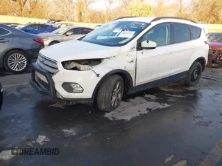 2018 Ford Escape SE z VIN 1FMCU9GD6JUC13023, wystawiony jako IAAI lot #41023197 z przebiegiem 105 489 mil mil oraz . Historia ofert i sprzedaży dostępna na DreamBid. Obrazek 16.
