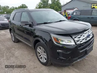 2019 Ford Explorer XLT z VIN 1FM5K8D88KGA86159, wystawiony jako IAAI lot #42513369 z przebiegiem 52 614 mil mil oraz . Historia ofert i sprzedaży dostępna na DreamBid. Obrazek 1.