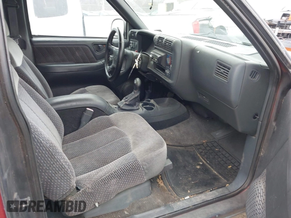 1997 GMC Sonoma z VIN 1GTCT19W9V8510454, wystawiony jako IAAI lot #41604622 z przebiegiem 204 855 mil mil oraz . Historia ofert i sprzedaży dostępna na DreamBid. Obrazek 5.
