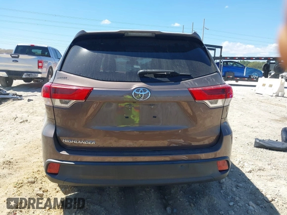 2018 Toyota Highlander LE z VIN 5TDZARFH0JS041636, wystawiony jako IAAI lot #41834037 z przebiegiem 73 004 mil mil oraz . Historia ofert i sprzedaży dostępna na DreamBid. Obrazek 17.