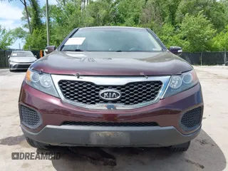 2012 Kia Sorento LX z VIN 5XYKT3A19CG286034, wystawiony jako IAAI lot #42269635 z przebiegiem 163 935 mil mil oraz . Historia ofert i sprzedaży dostępna na DreamBid. Obrazek 6.