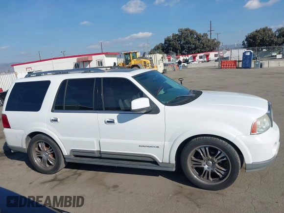 2004 Lincoln Navigator Luxury with VIN 5LMFU27R04LJ43817, listed as a IAAI auction lot 40891013 with 166,620 mi miles. Bid and sale history available at carsss.com. Image 13.