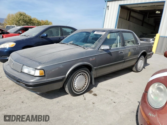 1990 Oldsmobile Cutlass z VIN 2G3AL54R2L2339637, wystawiony jako Copart lot #78364484 z przebiegiem 89 106 mil mil oraz Tytuł czysty. Historia ofert i sprzedaży dostępna na DreamBid. Obrazek 1.