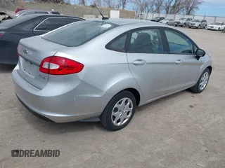 2013 Ford Fiesta SE z VIN 3FADP4BJ3DM207999, wystawiony jako IAAI lot #41880992 z przebiegiem 133 443 mil mil oraz . Historia ofert i sprzedaży dostępna na DreamBid. Obrazek 4.