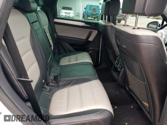 2017 Volkswagen Touareg Wolfsburg Edition z VIN WVGRF7BP2HD006004, wystawiony jako Copart lot #46347485 z przebiegiem 59 345 mil mil oraz Szkoda całkowita • Salvage title. Historia ofert i sprzedaży dostępna na DreamBid. Obrazek 11.