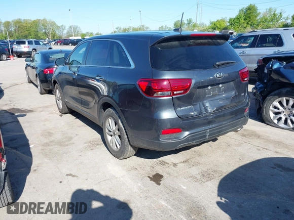2020 Kia Sorento LX z VIN 5XYPGDA37LG658455, wystawiony jako IAAI lot #42232301 z przebiegiem 43 666 mil mil oraz . Historia ofert i sprzedaży dostępna na DreamBid. Obrazek 3.