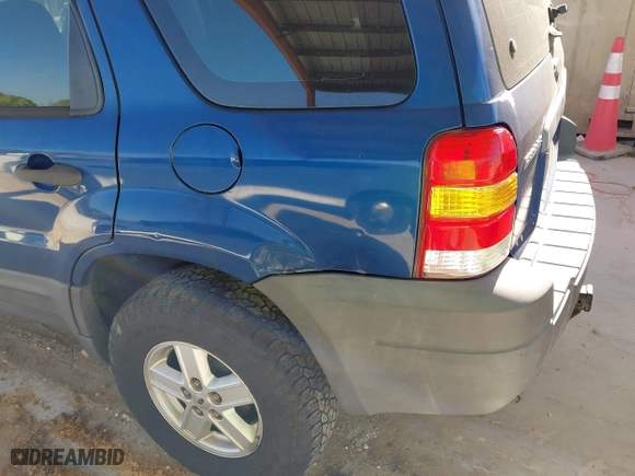 2007 Ford Escape XLS with VIN 1FMYU92Z27KB70443, listed as a IAAI auction lot 42114792 with 231,217 mi miles. Bid and sale history available at carsss.com. Image 6.