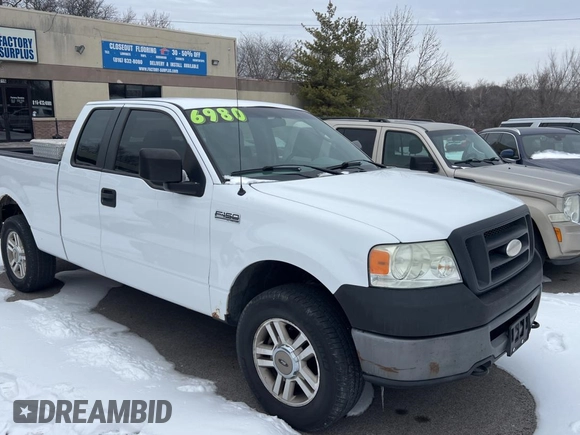 2007 Ford F-150 STX with VIN 1FTRX14W57NA62207, listed as a Copart auction lot 45698575 with 208,112 mi miles and Clean Title. Bid and sale history available at carsss.com. Image 1.
