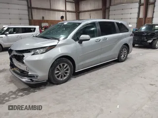 2021 Toyota Sienna XLE with VIN 5TDYRKEC8MS012536, listed as a IAAI auction lot 41690219 with 86,823 mi miles. Bid and sale history available at carsss.com. Image 2.