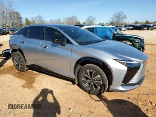 2024 Lexus RZ 300e Premium z VIN JTJABABB8RA005034, wystawiony jako Copart lot #43785845 z przebiegiem 2167 mil mil oraz Szkody całkowita. Historia ofert i sprzedaży dostępna na DreamBid. Obrazek 4.