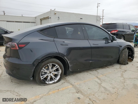 2024 Tesla Model Y with VIN 7SAYGDED8RF039678, listed as a Copart auction lot 45178745 with 32,770 mi miles and Salvage Title. Bid and sale history available at carsss.com. Image 3.