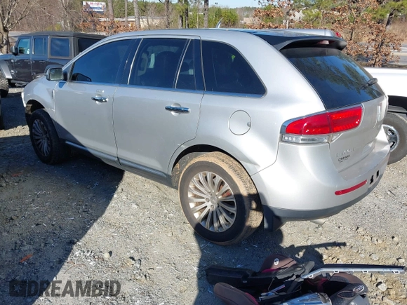 2014 Lincoln MKX z VIN 2LMDJ8JK3EBL15281, wystawiony jako IAAI lot #41600646 z przebiegiem 201 995 mil mil oraz . Historia ofert i sprzedaży dostępna na DreamBid. Obrazek 3.