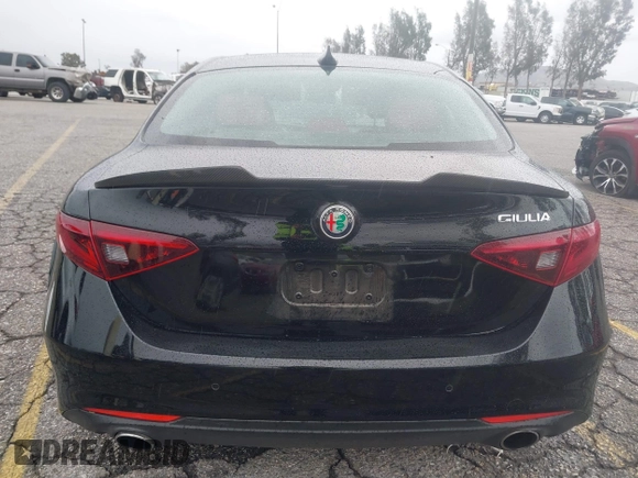 2019 Alfa Romeo Giulia z VIN ZARFAMAN5K7621548, wystawiony jako IAAI lot #41744662 z przebiegiem 63 759 mil mil oraz . Historia ofert i sprzedaży dostępna na DreamBid. Obrazek 16.