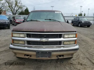 1999 Chevrolet Suburban z VIN 1GNFK16R2XJ328550, wystawiony jako Copart lot #53179525 z przebiegiem 170 914 mil mil oraz Czysty tytuł • Clean title. Historia ofert i sprzedaży dostępna na DreamBid. Obrazek 5.
