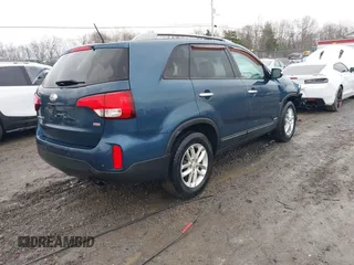 2015 Kia Sorento LX with VIN 5XYKTDA67FG605596, listed as a IAAI auction lot 41501271 with 95,122 mi miles. Bid and sale history available at carsss.com. Image 4.