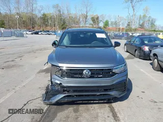2024 Volkswagen Tiguan SE R-Line Black z VIN 3VV8B7AX0RM231879, wystawiony jako IAAI lot #41924255 z przebiegiem 1 098 mil mil oraz . Historia ofert i sprzedaży dostępna na DreamBid. Obrazek 13.