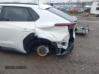 2024 Toyota bZ4X XLE z VIN JTMABACA6RA079545, wystawiony jako IAAI lot #42013641 z przebiegiem 1 550 mil mil oraz . Historia ofert i sprzedaży dostępna na DreamBid. Obrazek 6.