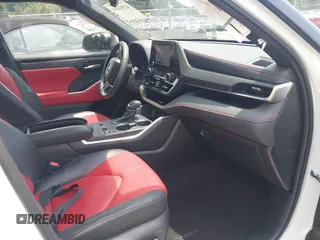 2023 Toyota Highlander L z VIN 5TDKDRAHXPS520803, wystawiony jako IAAI lot #42584854 z przebiegiem 11 561 mil mil oraz . Historia ofert i sprzedaży dostępna na DreamBid. Obrazek 5.