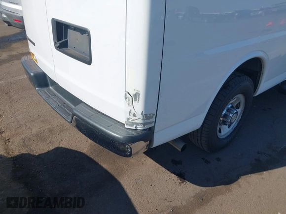 2020 Chevrolet Express Passenger LT z VIN 1GAZGPFG0L1246277, wystawiony jako IAAI lot #41466764 z przebiegiem 270 954 mil mil oraz . Historia ofert i sprzedaży dostępna na DreamBid. Obrazek 6.