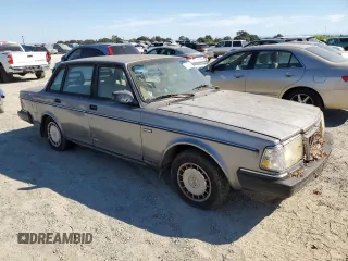 1993 Volvo 240 z VIN YV1AS8808P1489831, wystawiony jako Copart lot #72439554 z przebiegiem 147 232 mil mil oraz Tytuł czysty. Historia ofert i sprzedaży dostępna na DreamBid. Obrazek 4.