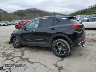 2023 Buick Encore GX Select с VIN KL4MMESL7PB044497, выставлен на аукционе Copart как лот 51382635 с пробегом 6 366 миль миль и Списание • Salvage title. История ставок и продаж доступна на DreamBid. Изображение 2.