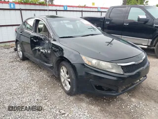 2013 Kia Optima LX z VIN 5XXGM4A74DG214208, wystawiony jako IAAI lot #42081326 z przebiegiem 142 877 mil mil oraz . Historia ofert i sprzedaży dostępna na DreamBid. Obrazek 1.