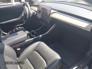 2018 Tesla Model 3 Long Range Battery z VIN 5YJ3E1EB9JF086703, wystawiony jako IAAI lot #42290193 z przebiegiem 46 255 mil mil oraz . Historia ofert i sprzedaży dostępna na DreamBid. Obrazek 5.