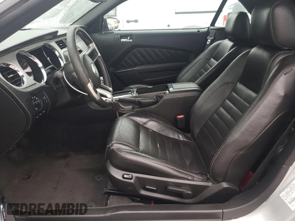 2011 Ford Mustang V6 z VIN 1ZVBP8EM9B5131834, wystawiony jako Copart lot #52545465 z przebiegiem 164 357 mil mil oraz Szkoda całkowita • Salvage title. Historia ofert i sprzedaży dostępna na DreamBid. Obrazek 7.