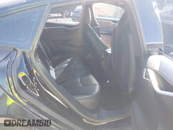 2015 Tesla Model S 85D z VIN 5YJSA1E24FF114180, wystawiony jako IAAI lot #41832583 z przebiegiem 152 008 mil mil oraz . Historia ofert i sprzedaży dostępna na DreamBid. Obrazek 8.