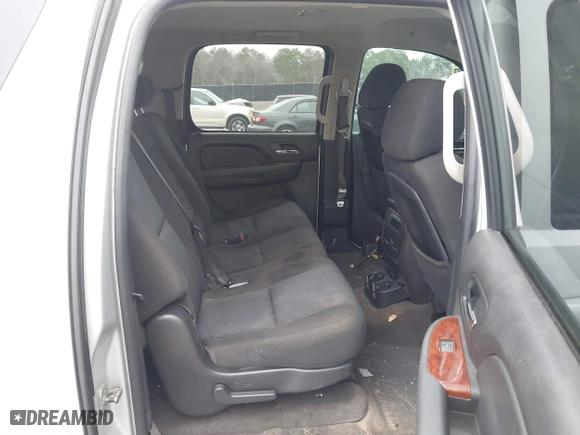 2010 Chevrolet Suburban Commercial with VIN 1GNUKHE30AR186320, listed as a IAAI auction lot 41544991 with 216,037 mi miles. Bid and sale history available at carsss.com. Image 8.