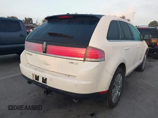 2008 Lincoln MKX z VIN 2LMDU68C98BJ11860, wystawiony jako IAAI lot #42076339 z przebiegiem 136 889 mil mil oraz . Historia ofert i sprzedaży dostępna na DreamBid. Obrazek 4.