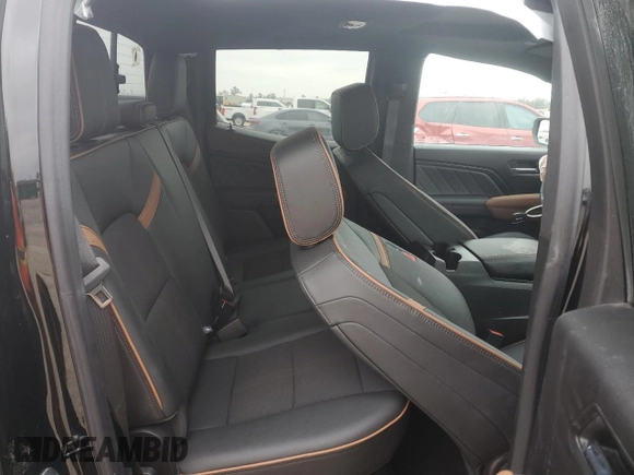 2024 GMC Canyon 4WD AT4 z VIN 1GTP6DEK1R1185858, wystawiony jako Copart lot #45866495 z przebiegiem 2069 mil mil oraz Szkody całkowita. Historia ofert i sprzedaży dostępna na DreamBid. Obrazek 10.