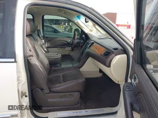 2011 Cadillac Escalade ESV Platinum z VIN 1GYS3KEF2BR134431, wystawiony jako IAAI lot #42238533 z przebiegiem 192 782 mil mil oraz . Historia ofert i sprzedaży dostępna na DreamBid. Obrazek 5.