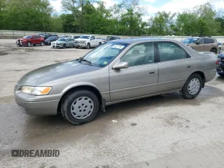 1998 Toyota Camry LE z VIN 4T1BG22KXWU287682, wystawiony jako Copart lot #56321795 z przebiegiem 170 513 mil mil oraz Szkoda całkowita • Salvage title. Historia ofert i sprzedaży dostępna na DreamBid. Obrazek 1.