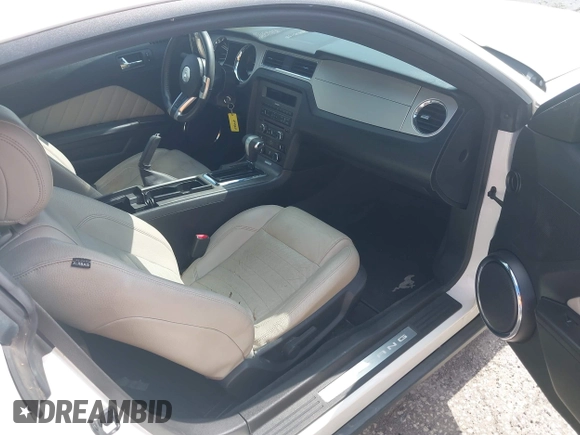 2012 Ford Mustang Premium z VIN 1ZVBP8AMXC5271916, wystawiony jako IAAI lot #42187185 z przebiegiem 103 379 mil mil oraz . Historia ofert i sprzedaży dostępna na DreamBid. Obrazek 5.