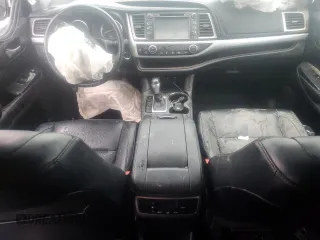2018 Toyota Highlander SE z VIN 5TDKZRFH2JS548614, wystawiony jako Copart lot #45103245 z przebiegiem Nie podano mil oraz Szkoda całkowita • Salvage title. Historia ofert i sprzedaży dostępna na DreamBid. Obrazek 8.