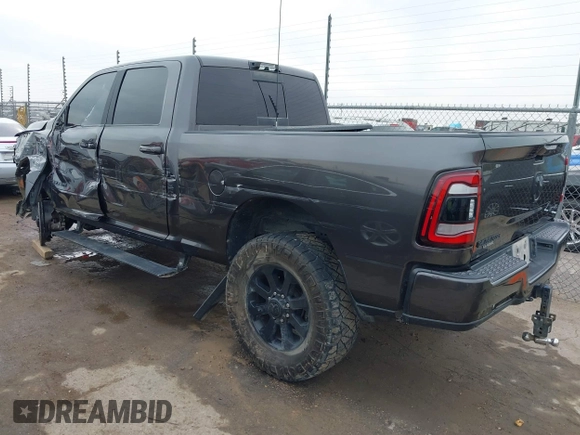 2024 Ram 2500 Laramie z VIN 3C6UR5FL1RG142556, wystawiony jako IAAI lot #41428812 z przebiegiem 42 004 mil mil oraz . Historia ofert i sprzedaży dostępna na DreamBid. Obrazek 3.