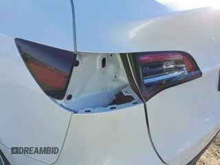 2023 Tesla Model Y Long Range z VIN 7SAYGDEE5PF765326, wystawiony jako IAAI lot #41757113 z przebiegiem 10 461 mil mil oraz . Historia ofert i sprzedaży dostępna na DreamBid. Obrazek 23.