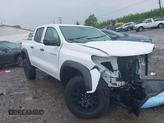 2024 Chevrolet Colorado 4WD Trail Boss z VIN 1GCPTEEK8R1295997, wystawiony jako IAAI lot #42337490 z przebiegiem 6 880 mil mil oraz . Historia ofert i sprzedaży dostępna na DreamBid. Obrazek 1.