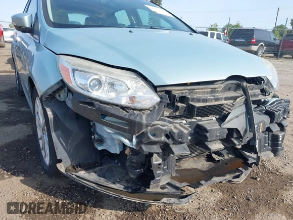 2014 Ford Focus Electric z VIN 1FADP3R41EL238035, wystawiony jako IAAI lot #41975546 z przebiegiem 72 873 mil mil oraz . Historia ofert i sprzedaży dostępna na DreamBid. Obrazek 6.