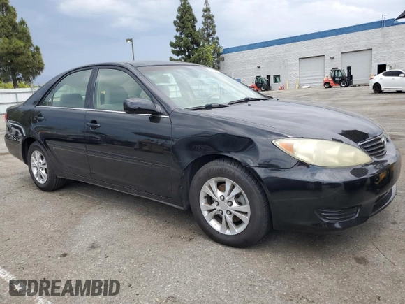 2006 Toyota Camry LE z VIN 4T1BF32K56U621741, wystawiony jako Copart lot #59577595 z przebiegiem 189 155 mil mil oraz Czysty tytuł • Clean title. Historia ofert i sprzedaży dostępna na DreamBid. Obrazek 4.