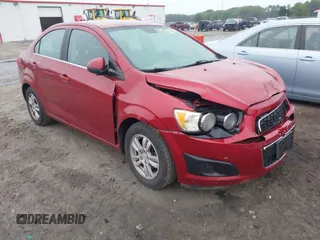 2012 Chevrolet Sonic LT z VIN 1G1JC5SH7C4157011, wystawiony jako IAAI lot #42329520 z przebiegiem 153 305 mil mil oraz . Historia ofert i sprzedaży dostępna na DreamBid. Obrazek 1.