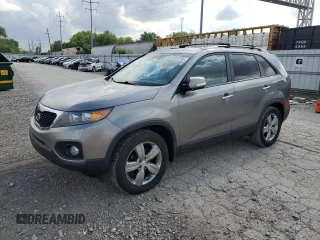 2013 Kia Sorento EX z VIN 5XYKU4A68DG326491, wystawiony jako Copart lot #56232795 z przebiegiem 143 262 mil mil oraz Czysty tytuł • Clean title. Historia ofert i sprzedaży dostępna na DreamBid. Obrazek 1.