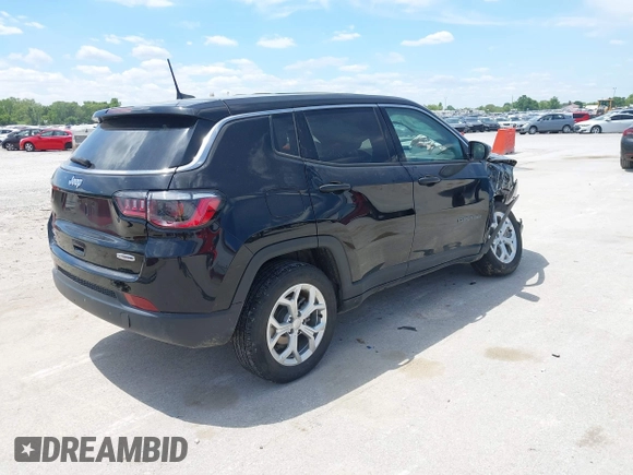 2024 Jeep Compass Sport z VIN 3C4NJDAN5RT105556, wystawiony jako IAAI lot #42335647 z przebiegiem 14 747 mil mil oraz . Historia ofert i sprzedaży dostępna na DreamBid. Obrazek 4.