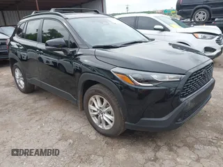 2024 Toyota Corolla Cross LE z VIN 7MUCAAAGXRV093363, wystawiony jako IAAI lot #42135642 z przebiegiem 5 570 mil mil oraz . Historia ofert i sprzedaży dostępna na DreamBid. Obrazek 1.