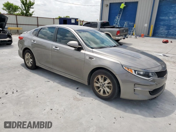2016 Kia Optima LX z VIN 5XXGT4L34GG032381, wystawiony jako Copart lot #61913695 z przebiegiem 87 348 mil mil oraz Czysty tytuł • Clean title. Historia ofert i sprzedaży dostępna na DreamBid. Obrazek 4.