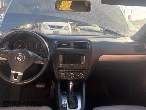 2013 Volkswagen Jetta Hybrid SE с VIN 3VW637AJ1DM296938, выставлен на аукционе Copart как лот 43277665 с пробегом Не указан миль и Чистый • Clean title. История ставок и продаж доступна на DreamBid. Изображение 9.