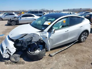 2021 Tesla Model Y Long Range with VIN 5YJYGDEE0MF106255, listed as a IAAI auction lot 41736610 with Not Provided miles. Bid and sale history available at carsss.com. Image 2.